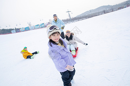 孩子运动一家人到滑雪场滑雪运动背景