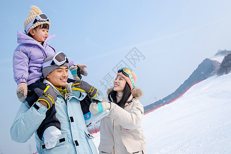 一家人到滑雪场滑雪运动图片