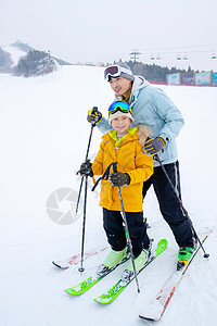 滑雪场上一起滑雪的快乐父子图片