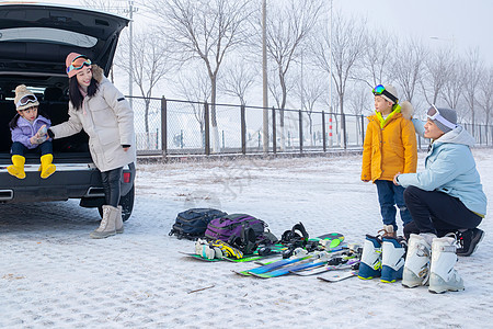 一家人到滑雪场滑雪运动图片