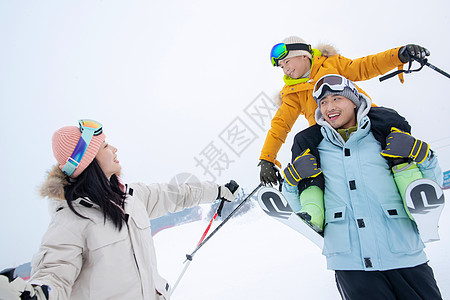 一家人到滑雪场滑雪运动图片