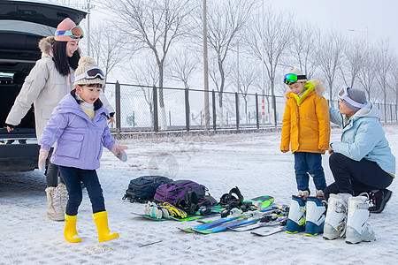 一家人到滑雪场滑雪运动图片