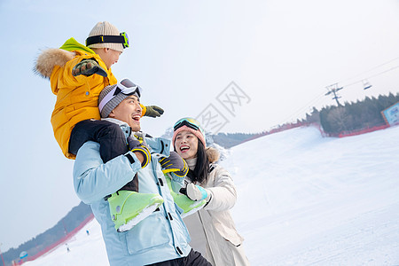 一家人到滑雪场滑雪运动图片