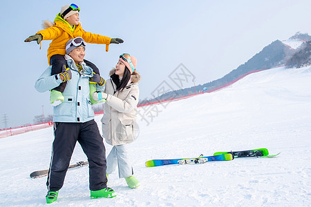 抱着孩子的男人一家人到滑雪场滑雪运动背景