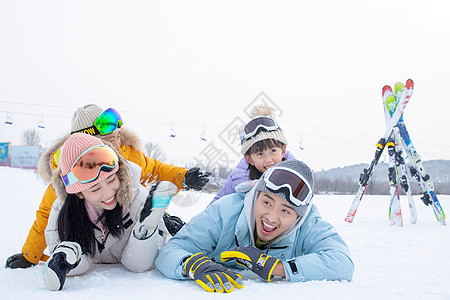 一家人玩耍一家人到滑雪场滑雪运动背景