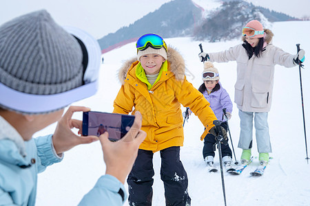 运动女性一家人到滑雪场滑雪运动背景
