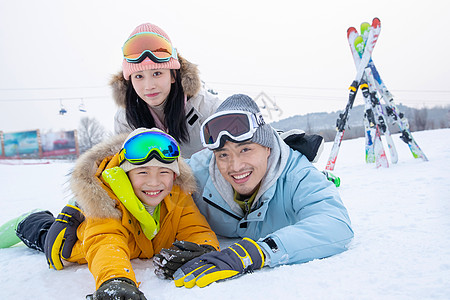 一家人到滑雪场滑雪运动高清图片