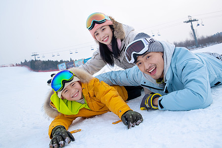 一家人到滑雪场滑雪运动图片