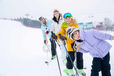 爸爸 女儿一家人到滑雪场滑雪运动背景