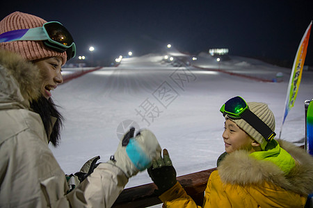 户外照明一家人到滑雪场滑雪运动背景