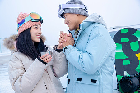 一家人到滑雪场滑雪运动图片