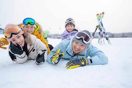 一家人到滑雪场滑雪运动图片