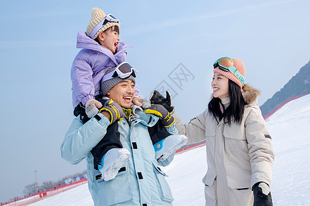 爸爸和女儿玩耍一家人到滑雪场滑雪运动背景