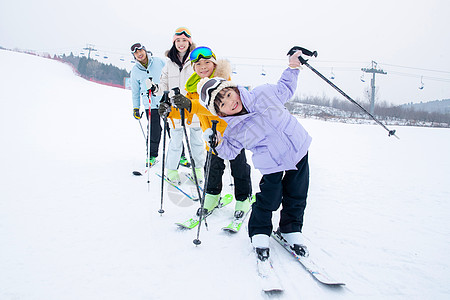 爱学习男孩一家人到滑雪场滑雪运动背景