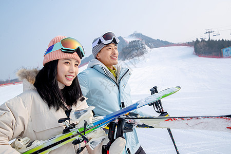 一家人到滑雪场滑雪运动图片