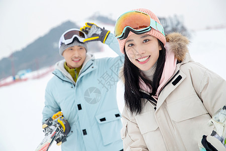 冬季冷一家人到滑雪场滑雪运动背景