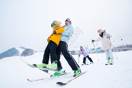 父亲抱着女儿一家人到滑雪场滑雪运动背景