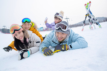 妈妈儿子一家人到滑雪场滑雪运动背景