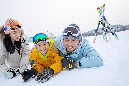 一家人到滑雪场滑雪运动图片