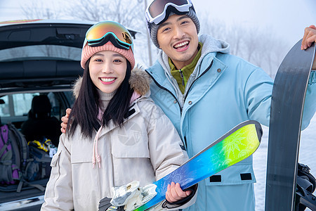 带儿子女儿冬日滑雪的父母图片