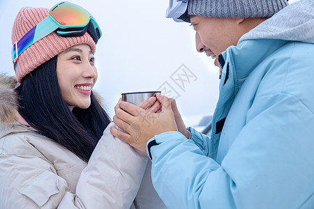 带儿子女儿冬日滑雪的父母图片