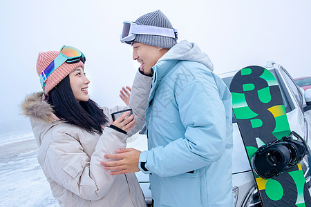 带儿子女儿冬日滑雪的父母图片