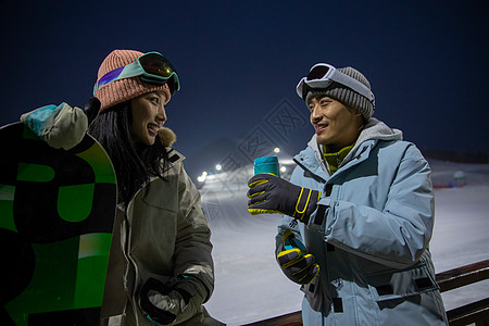 带儿子女儿冬日滑雪的父母图片