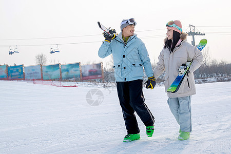 带儿子女儿冬日滑雪的父母图片