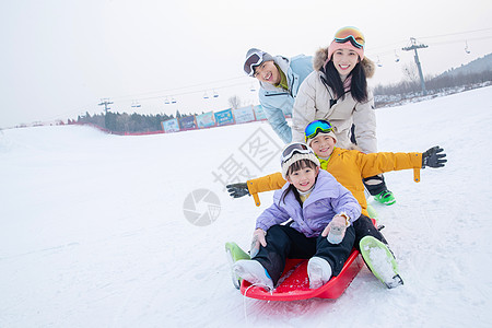 带眼镜的孩子带儿子女儿冬日滑雪的父母背景