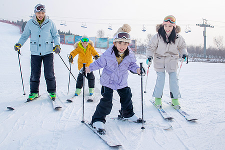 带眼镜的孩子带儿子女儿冬日滑雪的父母背景