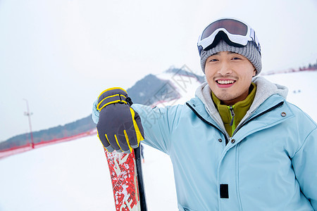 带儿子女儿冬日滑雪的父母图片