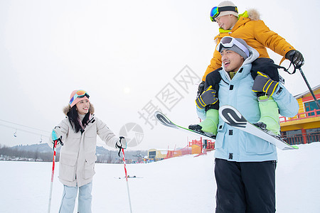 带儿子女儿冬日滑雪的父母图片