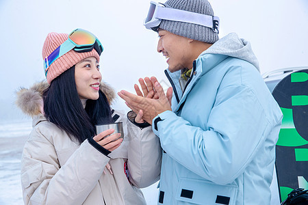 带儿子女儿冬日滑雪的父母图片