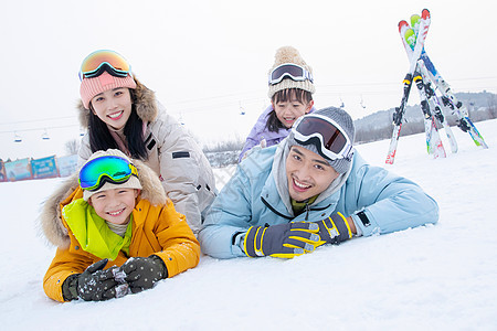 带儿子女儿冬日滑雪的父母图片