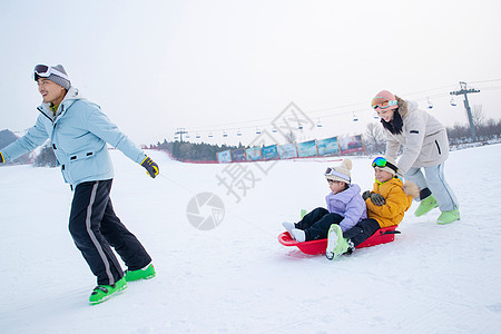 带儿子女儿冬日滑雪的父母图片