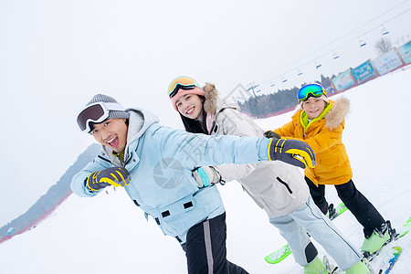 冰雪旅游带儿子女儿冬日滑雪的父母背景