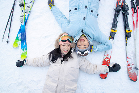 带儿子女儿冬日滑雪的父母高清图片