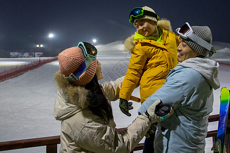 带眼镜的孩子带儿子女儿冬日滑雪的父母背景