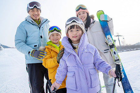 带儿子女儿冬日滑雪的父母背景