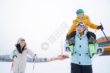 带儿子女儿冬日滑雪的父母图片