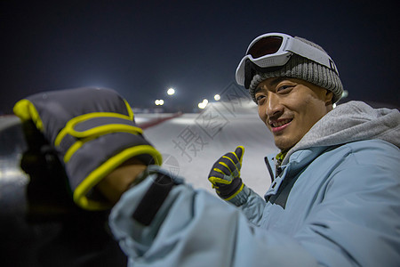 带儿子女儿冬日滑雪的父母图片