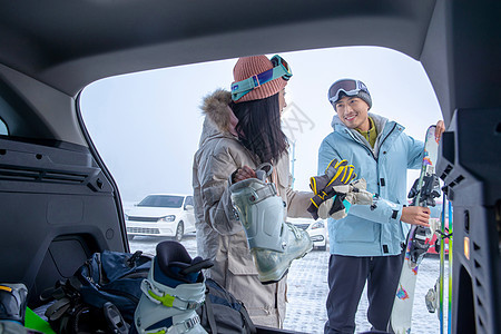 带儿子女儿冬日滑雪的父母图片