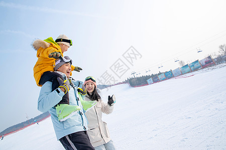 雪地玩耍带儿子女儿冬日滑雪的父母背景