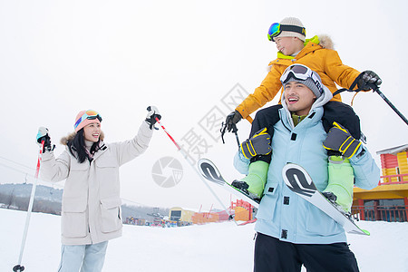 带儿子女儿冬日滑雪的父母图片