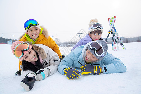 带儿子女儿冬日滑雪的父母高清图片