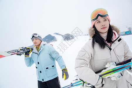 带儿子女儿冬日滑雪的父母图片