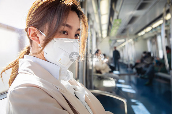 城市生活办公室职员年轻女人戴口罩坐地铁图片