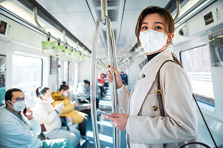 上班族戴口罩的年轻女人乘坐地铁图片