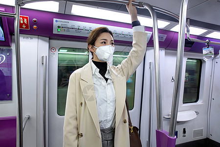 防污染口罩防流感口罩青年女人乘坐地铁图片