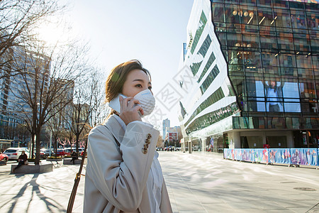 戴口罩的青年女人打电话图片